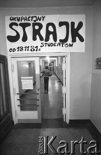 Listopad 1981, Kraków, Polska.
Strajk okupacyjny studentów AGH w listopadzie 1981 roku. Plakat zawiadamiający o proteście wywieszony nad drzwiami.
Fot. Piotr Dylik, zbiory Ośrodka KARTA