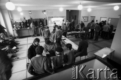 16.02.1981, Kraków, Polska.
Strajk w Akademii Górniczo-Hutniczej. Głównym postulatem studentów była rejestracja Niezależnego Zrzeszenia Studentów.
Fot. Piotr Dylik, zbiory Ośrodka KARTA