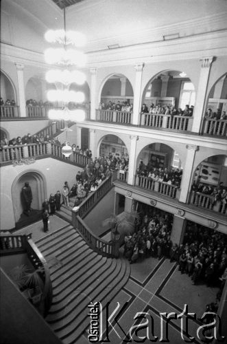 16.02.1981, Kraków, Polska.
Strajk w Akademii Górniczo-Hutniczej. Głównym postulatem studentów była rejestracja Niezależnego Zrzeszenia Studentów. Na zdjęciu uczestnicy wydarzenia zgromadzeniu w auli głównej AGH.
Fot. Piotr Dylik, zbiory Ośrodka KARTA