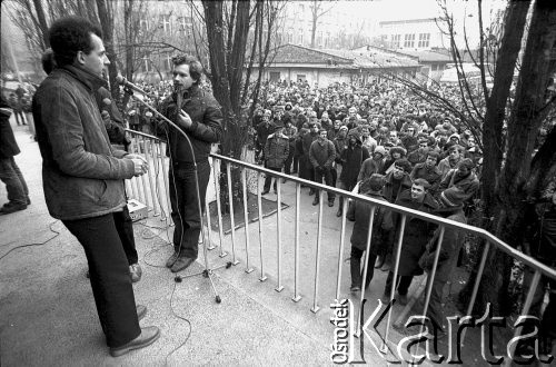 16.02.1981, Kraków, Polska.
Strajk w Akademii Górniczo-Hutniczej. Głównym postulatem studentów była rejestracja Niezależnego Zrzeszenia Studentów.
Fot. Piotr Dylik, zbiory Ośrodka KARTA