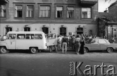 08.-10.06.1981, Kraków, Polska.
Wizyta w Krakowie noblisty Czesława Miłosza. Ludzie oczekujący na spotkanie z pisarzem w 