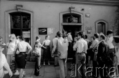 08.-10.06.1981, Kraków, Polska.
Wizyta w Krakowie noblisty Czesława Miłosza. Ludzie oczekujący na spotkanie z pisarzem w 