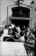 08.-10.06.1981, Kraków, Polska.
Wizyta w Krakowie noblisty Czesława Miłosza. Jerzy Turowicz i Czesław Miłosz wychodzą z siedziby 