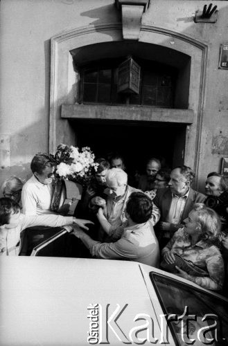 08.-10.06.1981, Kraków, Polska.
Wizyta w Krakowie noblisty Czesława Miłosza. Jerzy Turowicz i Czesław Miłosz wychodzą z siedziby 