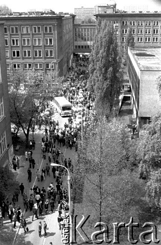 1982, Kraków, Polska.
Tłum na ulicy.
Fot. Jerzy Szot, zbiory Ośrodka KARTA.