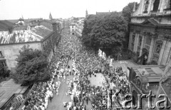 Sierpień 1982, Częstochowa, Polska
II Piesza Pielgrzymka Krakowska przed bramą prowadzącą na Jasną Górę.
Fot. Piotr Dylik, zbiory Ośrodka KARTA