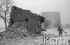 1982, Kraków, Polska.
Małe dziecko stoi obok zrujnowanego, ceglanego budynku. W oddali blok mieszkalny z wielkiej płyty.
Fot. Piotr Dylik, zbiory Ośrodka KARTA