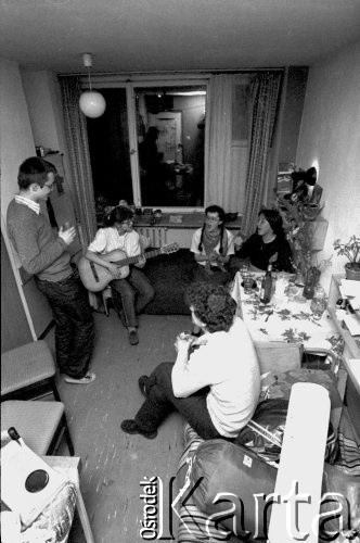 1982, Kraków, Polska.
Spotkanie towarzyskie studentów w akademiku Akademii Górniczo-Hutniczej.
Fot. Piotr Dylik, zbiory Ośrodka KARTA