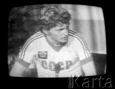 04.07.1982, Kraków, Polska.
Stan wojenny. Transmisja telewizyjna meczu Polska-ZSRR ze stadionu Camp Nou w Barcelonie. Reprezentant Polski Zbigniew Boniek udziela pomeczowego wywiadu ubrany w koszulkę reprezentacji przeciwnika. Mecz rozgrywany w ramach odbywającego się w Hiszpanii turnieju Mistrzostw Świata w Piłce Nożnej zakończył się wynikiem 0:0. Reprezentant Polski Zbigniew Boniek udziela pomeczowego wywiadu ubrany w koszulkę reprezentacji przeciwnika.
Fot. Piotr Dylik, zbiory Ośrodka KARTA
