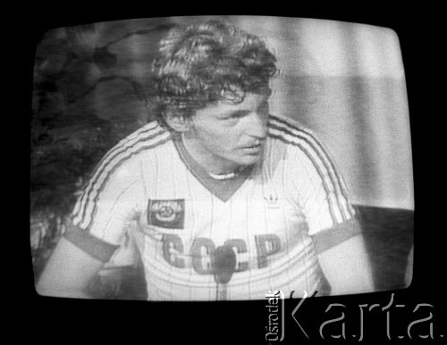 04.07.1982, Kraków, Polska.
Stan wojenny. Transmisja telewizyjna meczu Polska-ZSRR ze stadionu Camp Nou w Barcelonie. Reprezentant Polski Zbigniew Boniek udziela pomeczowego wywiadu ubrany w koszulkę reprezentacji przeciwnika. Mecz rozgrywany w ramach odbywającego się w Hiszpanii turnieju Mistrzostw Świata w Piłce Nożnej zakończył się wynikiem 0:0. Reprezentant Polski Zbigniew Boniek udziela pomeczowego wywiadu ubrany w koszulkę reprezentacji przeciwnika.
Fot. Piotr Dylik, zbiory Ośrodka KARTA
