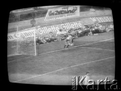 04.07.1982, Kraków, Polska.
Stan wojenny. Transmisja telewizyjna meczu Polska-ZSRR ze stadionu Camp Nou w Barcelonie. Zbigniew Boniek (w dole kadru) oraz radziecki bramkarz Rinat Dasajew. Za bramką widoczny transparent Solidarności. Mecz rozgrywany w ramach odbywającego się w Hiszpanii turnieju Mistrzoswta Świata w Piłce Nożnej zakończył się wynikiem 0:0. 
Fot. Piotr Dylik, zbiory Ośrodka KARTA