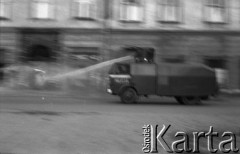 1982, Kraków, Polska.
Stan wojenny. Oddziały ZOMO gromadzą się w centrum miasta. Na fotografii armatka wodna przejeżdża przez Rynek Główny.
Fot. Piotr Dylik, zbiory Ośrodka KARTA