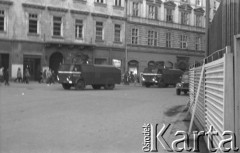 1982, Kraków, Polska.
Stan wojenny. Oddziały ZOMO gromadzą się w centrum miasta. Na fotografii armatki wodne przejeżdżają przez Rynek Główny.
Fot. Piotr Dylik, zbiory Ośrodka KARTA