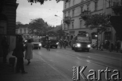 1982, Kraków, Polska.
Stan wojenny. Oddziały ZOMO gromadzą się w centrum miasta. Na fotografii kolumny pojazdów i formacje milicjantów na ulicy Św. Gertrudy.
Fot. Piotr Dylik, zbiory Ośrodka KARTA