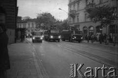 1982, Kraków, Polska.
Stan wojenny. Oddziały ZOMO gromadzą się w centrum miasta. Na fotografii kolumny pojazdów i formacje milicjantów na ulicy Św. Gertrudy.
Fot. Piotr Dylik, zbiory Ośrodka KARTA