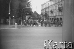 1982, Kraków, Polska.
Stan wojenny. Oddziały ZOMO gromadzą się w centrum miasta. Na fotografii formacje milicjantów ustawiają u zbiegu ulic Św. Gertrudy, Św. Idziego i Stradomskiej.
Fot. Piotr Dylik, zbiory Ośrodka KARTA