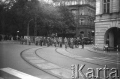 1982, Kraków, Polska.
Stan wojenny. Oddziały ZOMO gromadzą się w centrum miasta. Na fotografii formacje milicjantów ustawiają u zbiegu ulic Św. Gertrudy, Św. Idziego i Stradomskiej.
Fot. Piotr Dylik, zbiory Ośrodka KARTA