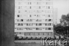 1982, Kraków, Polska.
Stan wojenny. Oddziały ZOMO koncentrują się w mieście. Na fotografii formacje pojazdów pod akademikiem w miasteczku studenckim Akademii Górniczo-Hutniczej.
Fot. Piotr Dylik, zbiory Ośrodka KARTA