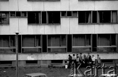 1982, Kraków, Polska.
Stan wojenny. Mieszkańcy Hotelu Asystenckiego w Miasteczku Studenckim AGH stoją w kolejce po wodę pod budynkiem Domu Studenckiego 