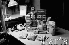 1982, Kraków, Polska.
Artykuły spożywcze i przemysłowe z paczki z zachodu.
Fot. Piotr Dylik, zbiory Ośrodka KARTA
