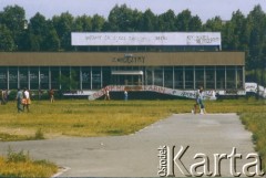 1983, Kraków, Polska 
Miasteczko studenckie na kilka tygodni przed przyjazdem papieża. Na budynku napisy: 