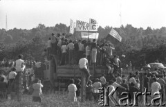 23.06.1983, Kraków, Polska
Pożegnanie Ojca Świętego na krakowskim lotnisku Balice. Wierni z transparentami, na jeden z nich z napisem: 