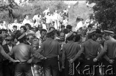 22.06.1983, Kraków, Polska
Krakowskie Błonia - wierni czekają na przyjazd Jana Pawła II. Milicjanci odgradzają kordonem ludzi od trasy przejazdu papamobile.
Fot. Piotr Dylik, zbiory Ośrodka KARTA