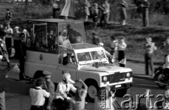 22.06.1983, Kraków, Polska
Jan Paweł II w papamobile. Wzdłuż ulicy czekają wierni.
Fot. Piotr Dylik, zbiory Ośrodka KARTA