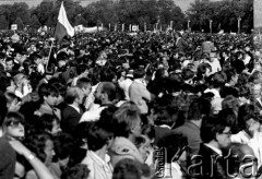 19.06.1983, Częstochowa, Polska.
II pielgrzymka papieża Jana Pawła II do Polski. Tłumy wiernych zebrane na Jasnej Górze w oczekiwaniu na mszę świętą odprawioną przez papieża.
Fot. Piotr Dylik, zbiory Ośrodka KARTA