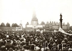 19.06.1983, Częstochowa, Polska.
II pielgrzymka papieża Jana Pawła II do Polski. Tłumy wiernych zebrane na Jasnej Górze w oczekiwaniu na mszę świętą odprawioną przez papieża.
Fot. Piotr Dylik, zbiory Ośrodka KARTA