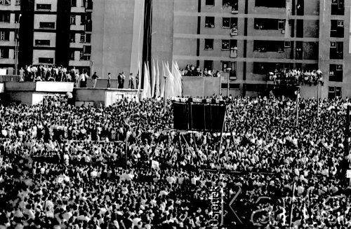 22.06.1983, Kraków, Polska.
II pielgrzymka Jana Pawła II do Polski. Msza święta przy kościele Św. Maksymiliana Kolbe w Mistrzejowicach w Nowej Hucie. 
Fot. Piotr Dylik, zbiory Ośrodka KARTA