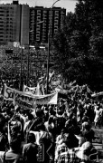 22.06.1983, Kraków, Polska.
II pielgrzymka Jana Pawła II do Polski. Msza święta przy kościele Św. Maksymiliana Kolbe w Mistrzejowicach w Nowej Hucie. Wierni zmierzają na teren uroczystości z tarnsparentami.
Fot. Piotr Dylik, zbiory Ośrodka KARTA