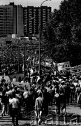 22.06.1983, Kraków, Polska.
II pielgrzymka Jana Pawła II do Polski. Msza święta przy kościele Św. Maksymiliana Kolbe w Mistrzejowicach w Nowej Hucie. Wierni zmierzają na teren uroczystości z tarnsparentami.
Fot. Piotr Dylik, zbiory Ośrodka KARTA