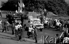22.06.1983, Kraków, Polska
II pielgrzymka Jana Pawła II do Polski. Jan Paweł II w papamobile. Wzdłuż ulicy czekają wierni.
Fot. Piotr Dylik, zbiory Ośrodka KARTA
