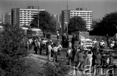 22.06.1983, Kraków, Polska.
II pielgrzymka Jana Pawła II do Polski. Papież udaje się papamobile do Mistrzejowic, gdzie odprawi mszę przy kościele Św. Maksymiliana Kolbe.
Fot. Piotr Dylik, zbiory Ośrodka KARTA