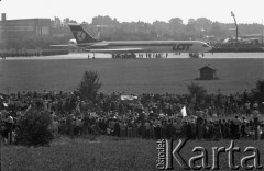 23.06.1983, Kraków, Polska.
II pielgrzymka Jana Pawła II do Polski. Pożegnanie Ojca Świętego na krakowskim lotnisku Balice. 
Fot. Piotr Dylik, zbiory Ośrodka KARTA