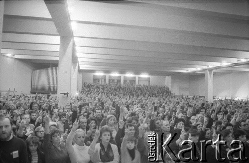 1984, Mistrzejowice, Kraków, Polska.
Msza święta za ojczyznę w kościele św. Maksymiliana Kolbe.
Fot. Piotr Dylik, zbiory Ośrodka KARTA