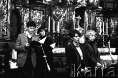 1985, Kraków, Polska.
Aktorzy Teatru Starego m.in Anna Polony i Jan Frycz w kościele oo. karmelitów.
Fot. Piotr Dylik, zbiory Ośrodka KARTA