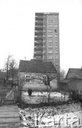 1985, Kraków, Polska.
Dom przy blokowisku.
Fot. Piotr Dylik, zbiory Ośrodka KARTA