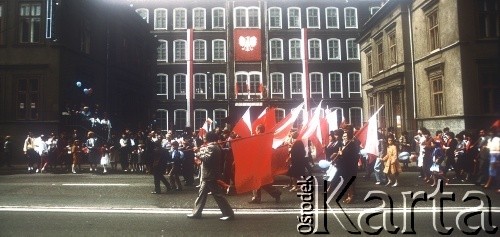 1.05.1986, Katowice, Polska.
Pochód pierwszomajowy.
Fot. Piotr Dylik, zbiory Ośrodka KARTA