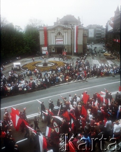 1.05.1986, Katowice, Polska.
Pochód pierwszomajowy przechodzi obok Teatru Śląskiego.
Fot. Piotr Dylik, zbiory Ośrodka KARTA