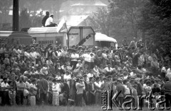 10.06.1987, Kraków, Polska
Pielgrzymi oczekują  na przybycie Jana Pawła II krakowskich Błoniach.
Fot. Piotr Dylik, zbiory Ośrodka KARTA