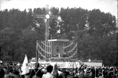 10.06.1987, Kraków, Polska
Pielgrzymi zgromadzeni wokół ołtarza, przy którym Jan Paweł II odprawiał mszę świętą.
Fot. Piotr Dylik, zbiory Ośrodka KARTA
