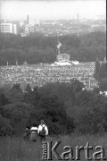 10.06.1987, Kraków, Polska
Widok ze wzgórza na ołtarz, przy którym Jan Paweł II odprawia mszę święta .
Fot. Piotr Dylik, zbiory Ośrodka KARTA