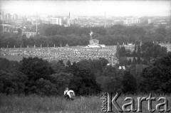 10.06.1987, Kraków, Polska
Widok ze wzgórza na ołtarz, przy którym Jan Paweł II odprawia mszę świętą.
Fot. Piotr Dylik, zbiory Ośrodka KARTA