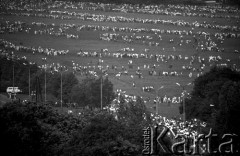 10.06.1987, Kraków, Polska 
Widok na wiernych zebranych na krakowskich Błoniach podczas wizyty Jana Pawła II.
Fot. Piotr Dylik, zbiory Ośrodka KARTA