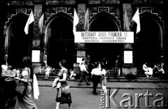 10.06.1987, Kraków, Polska
Wejście do Collegium Novum  Uniwersytetu Jagiellońskiego udekorowane z okazji wizyty Jana Pawła II do Krakowa.
Fot. Piotr Dylik, zbiory Ośrodka KARTA