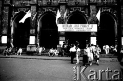10.06.1987, Kraków, Polska
Wejście do Collegium Novum Uniwersytetu Jagiellońskiego udekorowane z okazji wizyty Jana Pawła II do Krakowa.
Fot. Piotr Dylik, zbiory Ośrodka KARTA