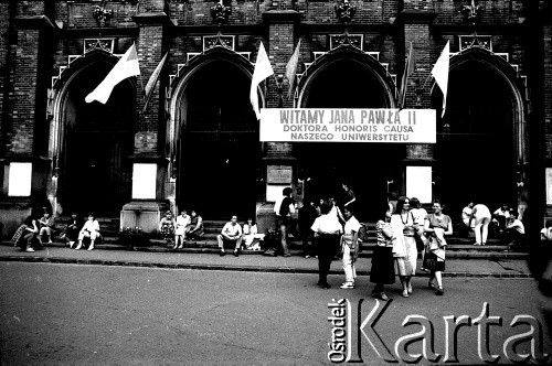 10.06.1987, Kraków, Polska
Wejście do Collegium Novum Uniwersytetu Jagiellońskiego udekorowane z okazji wizyty Jana Pawła II do Krakowa.
Fot. Piotr Dylik, zbiory Ośrodka KARTA