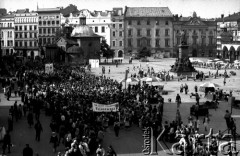Sierpień 1987, Kraków, Polska
VII Piesza Pielgrzymka Krakowska na Jasną Górę na Rynku Głównym.
 Fot. Piotr Dylik, zbiory Ośrodka KARTA